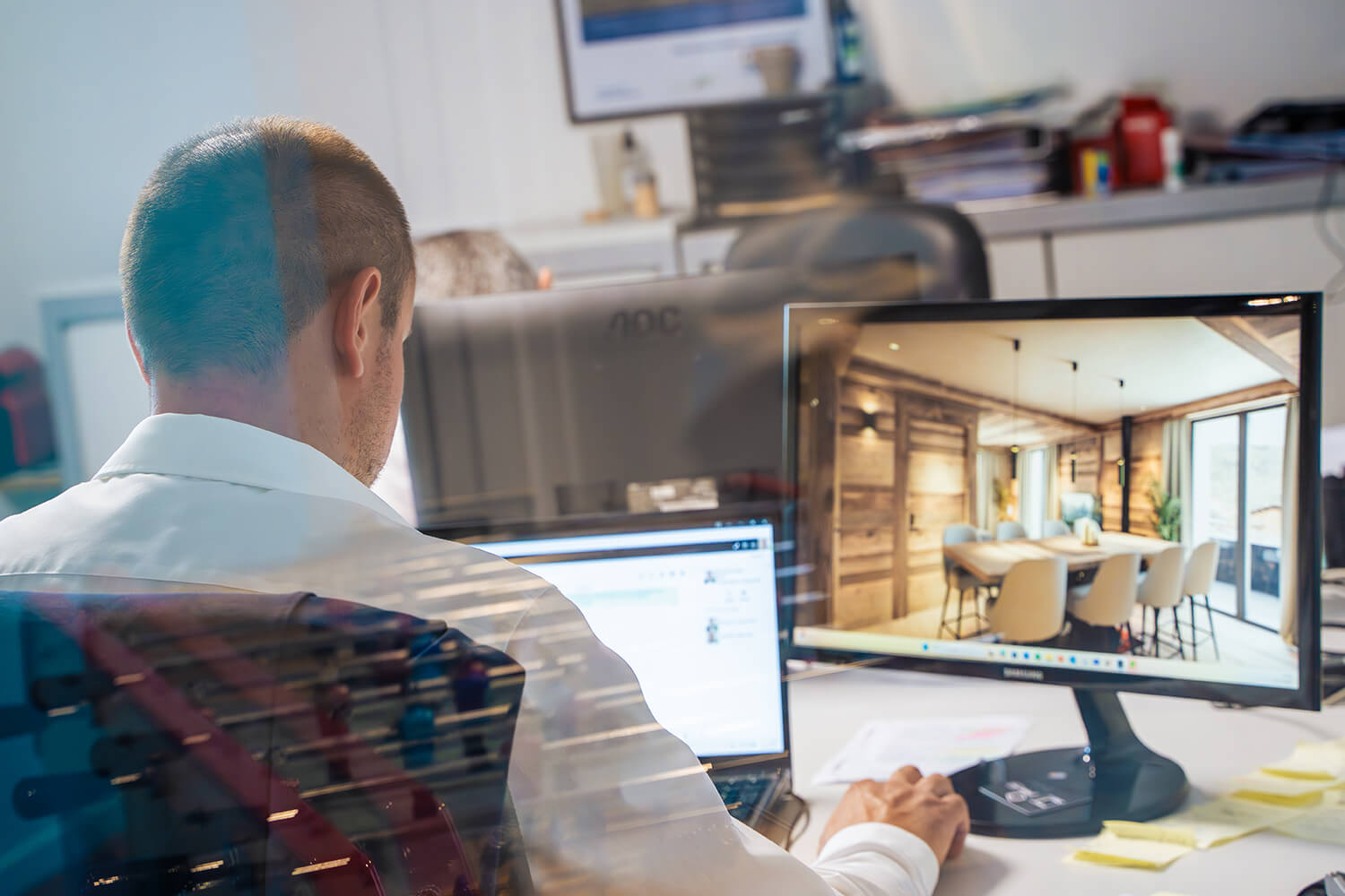 photo d'un homme devant un ordinateur